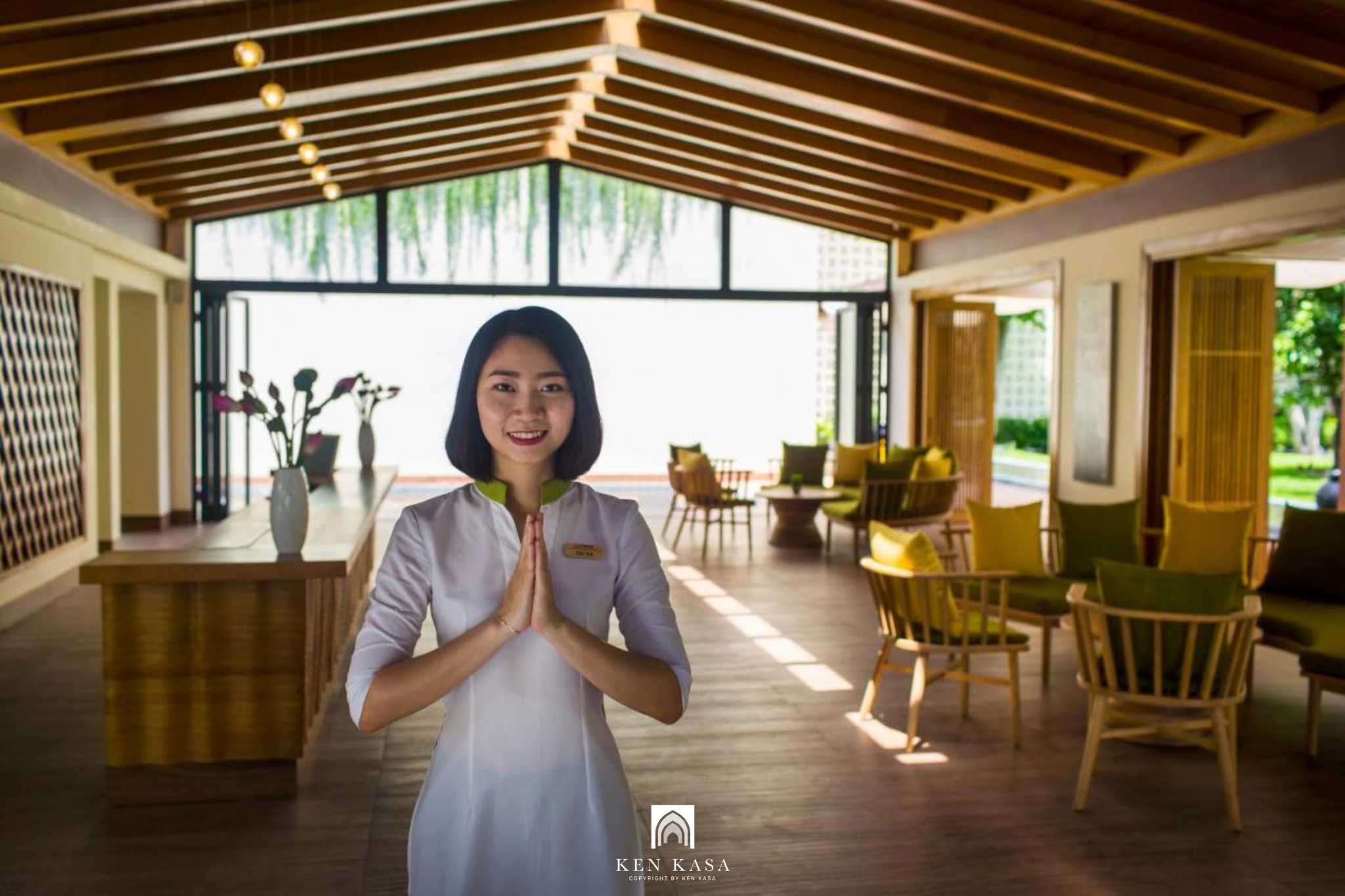 Nh&acirc;n vi&ecirc;n tại Dusit Princess Moonrise Beach Resort